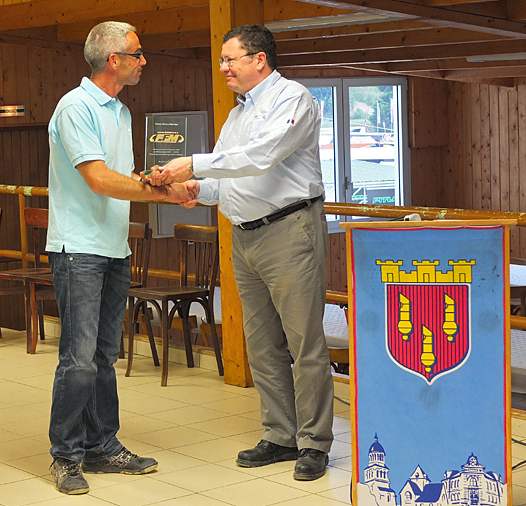 <b>Jacques Bolle - Président de la FFM, félicite Philippe Lecomte -  Président du MC Ernée (photo Yume.com)</b>