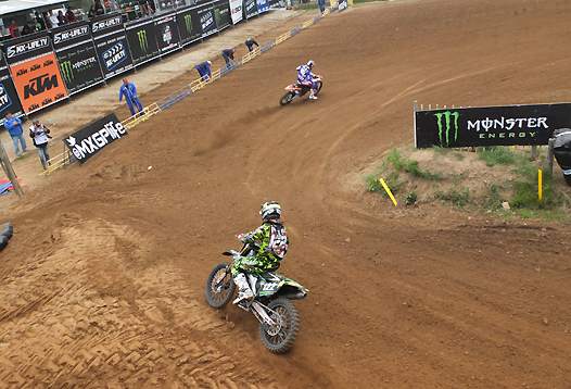 <b>Dylan Ferrandis - Kawasaki en chasse de Jeffrey Herlings - KTM pour la victoire en MX2 (photo Yume.com)</b>