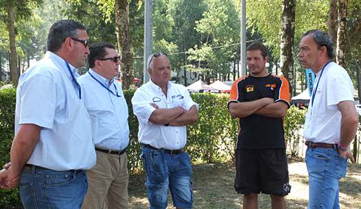 <b>Réunion au sommet entre (de gauche à droite) Vincent Rigaudias - Président de la Ligue d'Auvergne, Jacques Bolle - Président de la FFM, l'ancien Président du Mc Saint-Mamet Cantal et l'actuel, Cédric Calméjane, Eric Février - Maire de Saint-Mamet-la-Salvetat et Conseiller Général du Cantal (photo Yume.com)</b>