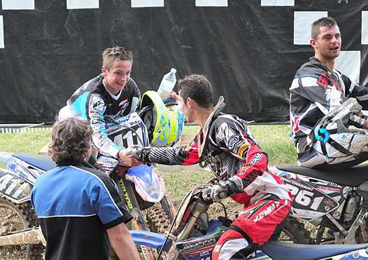 <b>Sur le podium de la première manche, Nicolas Dercourt #411 - Yamaha, le vainqueur, félicite Nicolas Barcelo #888 - Yamaha 2e et Dylan Chanavat #261 - Yamaha 3e (photo Yume.com)</b>