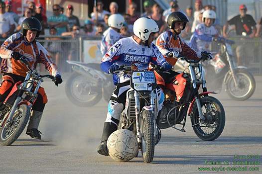 <b>Jérémy Compain #9 en action face à deux adversaires néerlandais (photo www.scylla-motoball.com)</b>