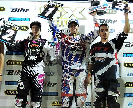 <b>Podium SX2 : Killian Auberson - Honda, Romain Berthomé - Honda et Jérémy Chauveau - KTM (photo Orgacom)</b>