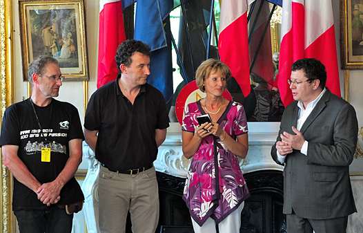 <b>Gilbert Brugnon - Président du MC d'Epernay, Franck Leroy - Maire d'Epernay, la traductrice et Jacques Bolle - Président de la FFM (photo Yume.com)</b>