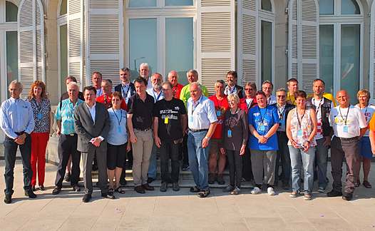 <b>Les officiels : Jacques Bolle - Président de la FFM, Franck Leroy - Maire d'Epernay, Philippe Thiebaut - Directeur Technique National FFM, les représentants FIM et l'équipe organisatrice du MC d'Epernay, sont encadrés par les représentants des délégations de chaque pays participants (photo Yume.com)</b>