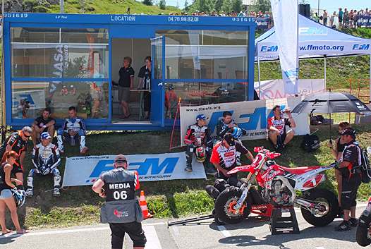 <b>Avant le départ, les pilotes recherchent l'ombre sur la piste surchauffée (photo Yume.com)</b>