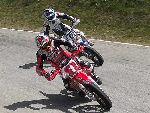 <b>Belle bagarre Sylvain Bidart - Honda-Aurélien Grelier - Yamaha (photo Yume.com) </b>