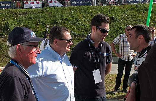 <b>Jean-Pierre Forest - Délégué Supermotard FFM, Jacques Bolle - Président de la FFM et Vincent Chaumet-Riffaud - Directeur des Sports, félicitent Sylvain Bidart - Honda après son week-end dominateur (photo Yume.com)</b>