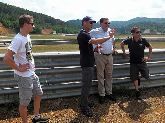 <b>Christian Sarron, Jacques Bolle - Président de la FFM et Alain Bronec - Responsable sportif de la Vitesse Espoir en compagnie de Florian Marino (photo Yume.com)</b>