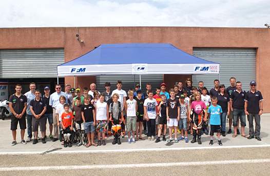 <b>Jacques Bolle - Président de la FFM, aux côtés d'une partie des participants aux journées de détection et regroupement (photo Yume.com)</b>