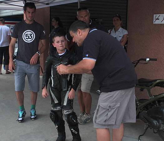 <b>Un jeune stagiaire écoute les conseils de Jean-Michel Mattioli en présence de Pascal Finot - Entraineur Equipe de France Motocross Espoir et Valentin Debise (photo Yume.com)</b>