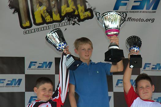 <b>Podium Espoir 4 dimanche : Enzo Rossi - Beta, Hugo Dossin - Beta et Sébastien Menevaut - Gas Gas (photo Jean Finiels/Trial-Club.com)</b>