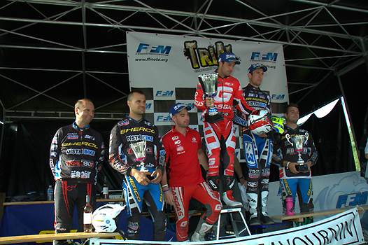 <b>Podium Expert dimanche : Cédric Tempier - Sherco, Loris Gubian - Gas Gas, Alexandre Ferrer et leurs suiveurs (photo Jean Finiels/Trial-Club.com)</b>