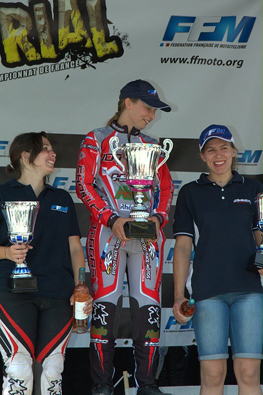 <b>Podium Féminine dimanche : Pauline Masanes - Gas Gas, Sandrine Juffet - Jotagas et Marilyne Journet - Beta (photo Jean Finiels/Trial-Club.com)</b>