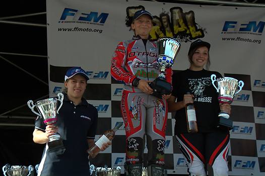 <b>Podium Féminine samedi : Marilyne Journet - Beta, Sandrine Juffet - Jotagas et Pauline Masanes - Gas Gas (photo Jean Finiels/Trial-Club.com)</b>
