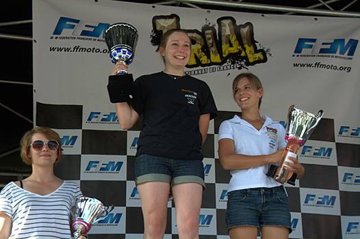 <b>Podium Trophée Féminin samedi : Aude Rouillot - Gas Gas, Clémentine Jones - Gas Gas et Céline Blain - Sherco (photo Jean Finiels/Trial-Club.com)</b>