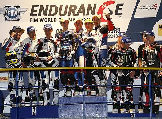 <b>Podium EWC : Damian Cudlin, Erwan Nigon et Sébastien Gimbert - BMW Motorrad France Team Thevent, Julien Da Costa, Vincent Philippe,  Dominique Méliand et Anthony Delhalle - Suzuki Endurance Racing Team, Igor Jerman, Broc Parkes, Josh Waters et Mandy Kainz - Monster Energy Yamaha YART (photo Good-Shoot.com/FIM)</b>