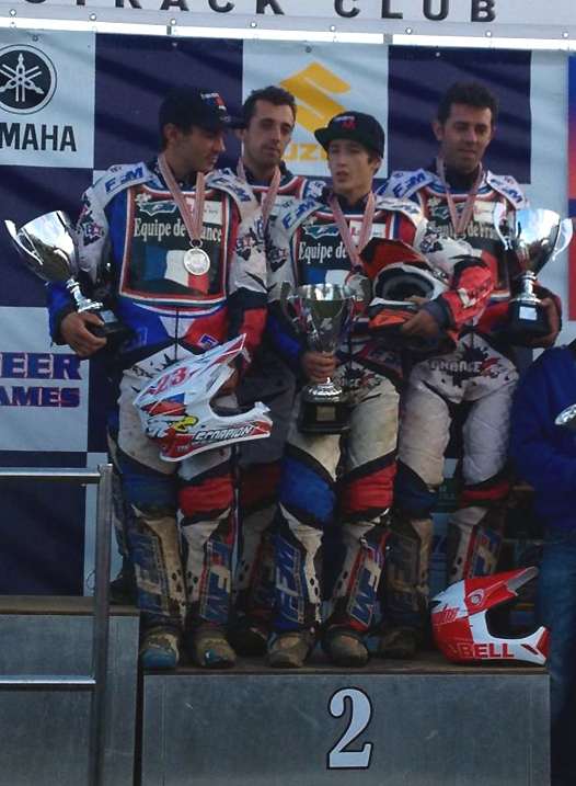 <b>L'Equipe de France sur la 2e marche du podium : Theo Di Palma, Mathieu Trésarrieu, Dimitri Bergé et Stéphane Trésarrieu (photo FB)</b>
