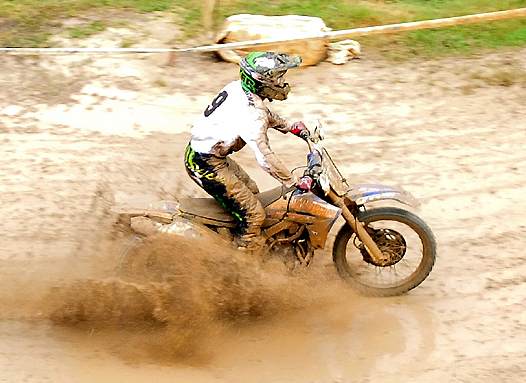 <b>La météo de dimanche fut moins clémente que celle de samedi rendant le terrain du Bugue très glissant (photo Yume.com)</b>