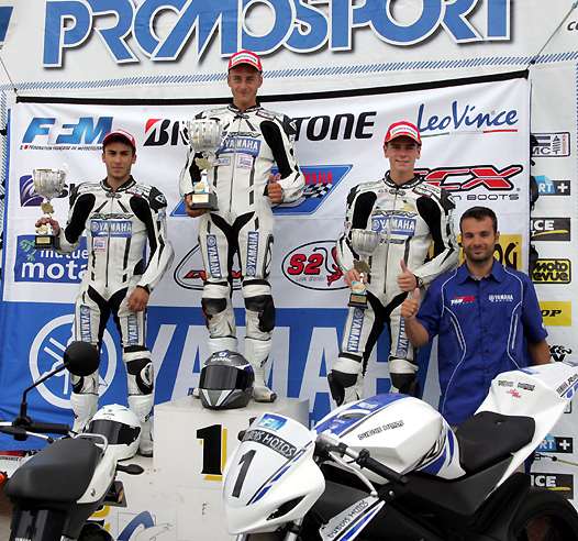 <b>Podium 2 : Hugo Clère - Yamaha, Anthony Dumont - Yamaha, Kevin Gadoud - Yamaha, accompagnés par Mathieu Charpin - pilote Promo 1000 sur Yamaha (photo Jean-Paul Ancion/FFM)</b>
