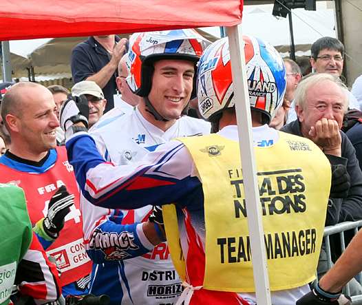 <b>Christophe Bruand, Entraineur National, félicite ses pilotes dont ici Alexandre Ferrer - Sherco (photo Yume.com)</b>