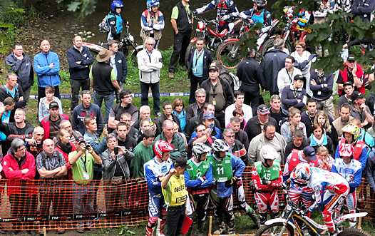 <b>Départ de la zone 7 en présence (de g.à d.) du Président de la FFM, Jacques Bolle et du Président de la Commission Trial FFM, François Courbouleix, accompagnés de membres de la FIM : Thierry Michaud, Alexandre Goldenberg et le Président Vito Ippolito (photo Yume.com)</b>