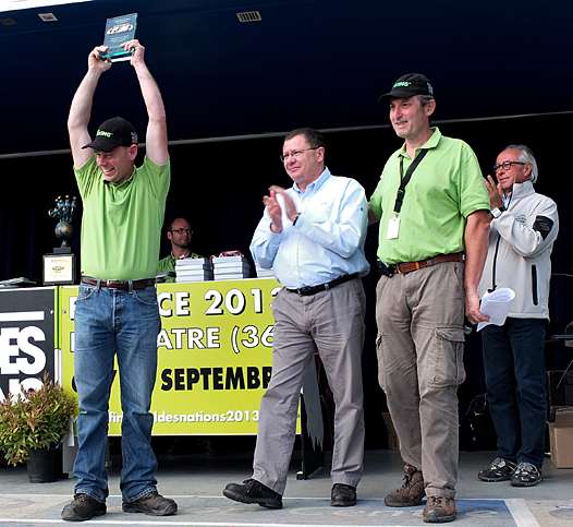 <b>L'équipe organisatrice reçoit avec grande joie le Trophée des mains de Jacques Bolle, Président de la FFM, en présence de Vito Ippolito, Président de la FIM (photo Yume.com)</b>