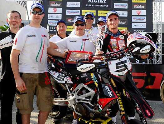 <b>Adrien Chareyre - Aprilia et son équipe (photo Youthstream)</b>