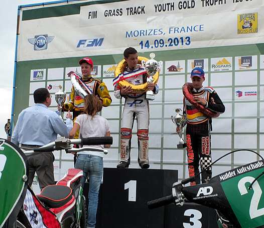 <b>Trophée d’Or Junior 125cc : Remise des prix par Jacques Bolle, Président de la FFM, à la génération montante du Grass-Track : Lukas Fieuhage, Zach Wajtknecht et Darrel De Vries (photo Yume.com)</b>