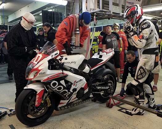 <b>Ravitaillement pour la Suzuki Team Motors Events n°50 vainqueur de la Coupe du Monde Superstock (photo GoodShoot.com)</b>