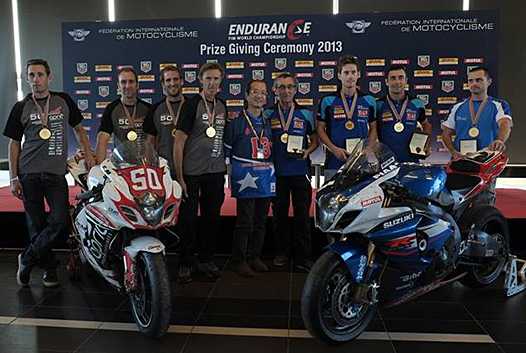 <b>Le Team Motors Events April Moto (Suzuki) : Grégory Fastre, Michaël Savary, Claude Lucas et Hervé Moineau, vainqueur de la Coupe du Monde d'Endurance Superstock 2013 et le Suzuki Endurance Racing Team, Champion du Monde d'Endurance 2013 : le représentant de Suzuki, Dominique Meilland et ses trois pilotes Alex Cudlin, Vincent Philippe et Julien da Costa (photo Suzuki)</b>