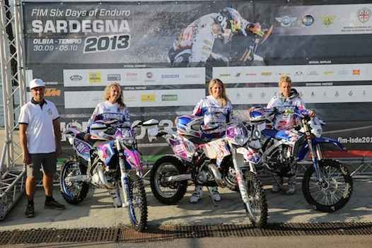 <b>Equipe Trophée Féminin : Pierre-Marie Castella - Encadrement FFM, Géraldine Fournel - Husaberg, Audrey Rossat - KTM et Juliette Berrez - Yamaha (photo Fred Ccy/FFM)</b>
