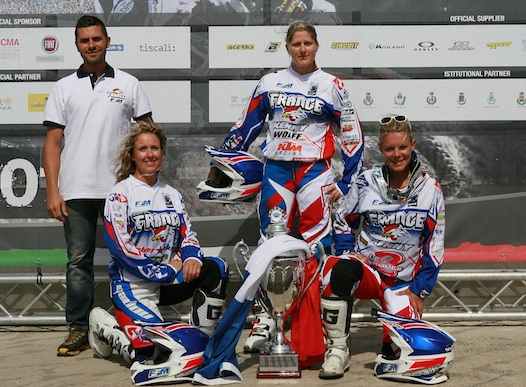 <b>Equipe Trophée Féminin : Pierre-Marie Castella - Encadrement FFM, Géraldine Fournel - Husaberg, Audrey Rossat - KTM et Juliette Berrez - Yamaha (photo Fred Ccy/FFM)</b>
