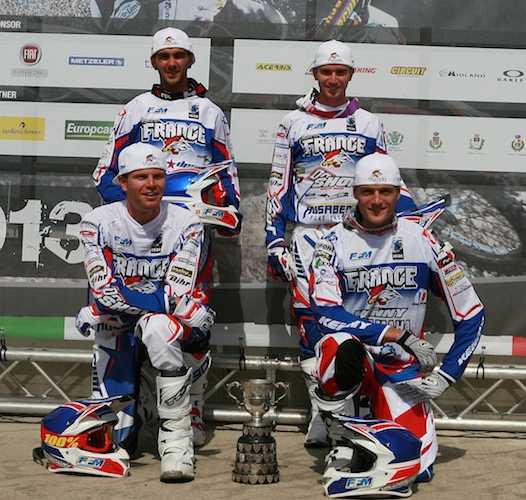 <b>Equipe Trophée Junior : (accroupis) Mathias Bellino - Husaberg et Kévin Rohmer - Yamaha, (debout) Swan Servajean - Yamaha et Loïc Larrieu - Husaberg (photo Fred Ccy/FFM)</b>