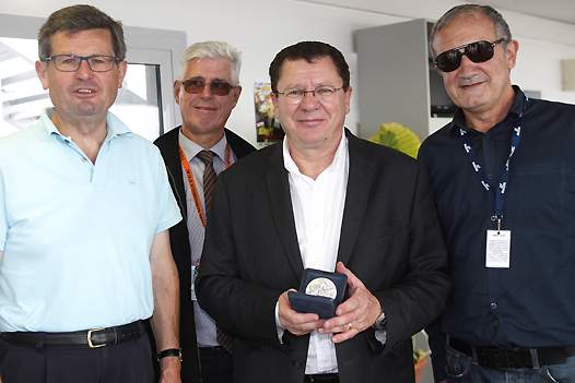 <b>Remise de la Médaille de la Ville d'Albi au Président de la FFM, Jacques Bolle : P.Bonnecarrère - Maire d'Albi, A.Alabert - Attaché de Presse du Circuit d'Albi, J.Bolle - Président de la FFM et B.Gonella - Président du Circuit d'Albi (photo Gérard Delio/Photopress)</b>