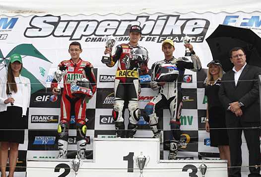 <b>Podium Moto3 : Enzo Boulom - Honda, Fabio Quartararo - KTM, Renald Castillon Gioanni - Honda et Jacques Bolle - Président de la FFM (photo Gérard Delio/Photopress)</b>