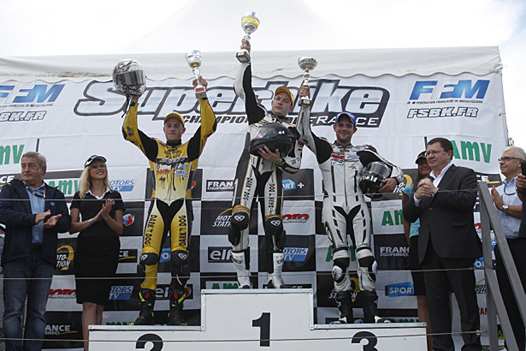 <b>Podium Supersport : Gilles Gontier - Président de la Ligue Motocycliste Midi-Pyrénées, Mathieu Gines - Yamaha, Lucas Mahia - Yamaha, Thibault Bertin - Yamaha, Jacques Bolle - Président de la FFM et Patrick Coutant - Président de la Commission Nationale de Vitesse (photo Gérard Delio/Photopress)</b>
