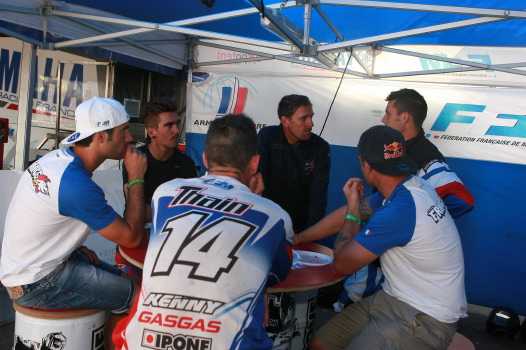 <b>Débriefing de l'Equipe Trophée (photo Bénédicte Simon/FFM)</b>