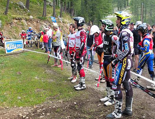 <b>Les World Pro Loris Gubian, Eddie Karlsson, Toni Bou et Alex Ferrer s'interrogent sur l'amorce de la Zone 9 (photo Yume.com)</b>