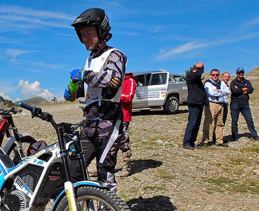 <b>Première participation d'une Trial électrique en Championnat du Monde sous le regard de Jacques Bolle - Président de la FFM, accompagné de François Courbouleix - Président de la Commission de Trial FFM, Pierre Bonneville - Directeur Communication FFM et Jean-Thierry Courty - Directeur Technique National Adjoint FFM  (photo Yume.com)</b>