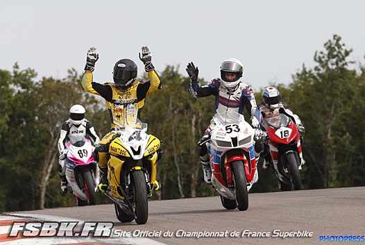 <b>Supersport : Mathieu Gines #4 - Yamaha peut célébrer son titre 2013. Valentin Debise #53 - Honda, Robin Camus #89 - Suzuki et David Perret #18 - MV Agusta (photo Gérard Delio/Photopress)</b>