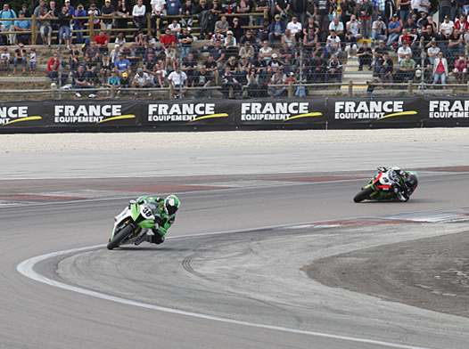<b>Superbike : Grégory Leblanc #38 - Kawasaki devant Axel Morin #89 - Kawasaki (photo Gérard Delio/Photopress)</b>