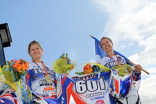 <b>Equipe Trophée Féminin :  Audrey Rossat - KTM et Géraldine Fournel - Husaberg avec le maillot de l'infortunée Juliette Berrez - Yamaha (photo Bénédicte Simon/FFM)</b>