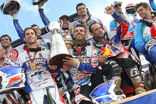 <b>Equipe Trophée Mondial Champion du Monde 2013 : Jérémy Joly - HM Honda, Fabien Planet - Sherco, Antoine Méo - KTM,  Rodrig Thain - Gas Gas, Pierre-Alexandre Renet - Husaberg et Johnny Aubert - KTM (photo Bénédicte Simon/FFM)</b>