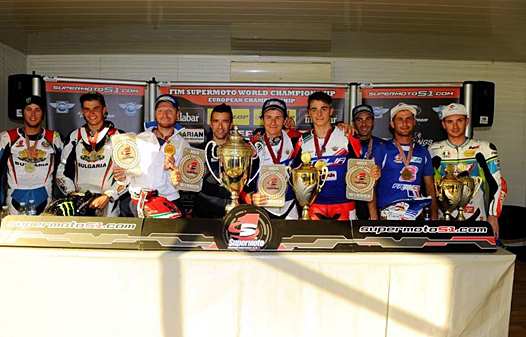 <b>Le podium final : La Bulgarie (Angel Karanyotov - Honda, Mauno Hermunen - TM, Alexander Geogiev - KTM), l'Italie (Ivan Lazzarini - Honda), Cristian Ravaglia - Honda, Teo Monticelli - Honda) et la France (Sylvain Bidart - Honda, Waren Bougard - Yamaha, Thomas Chareyre - TM) (photo Youthstream)</b>