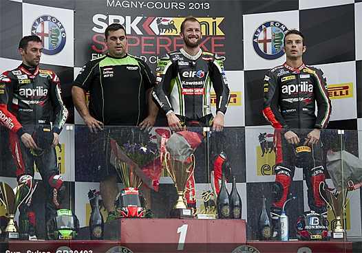 <b>SBK/Podium 2 : Eugene Laverty - Aprilia, Raul Guzman - Mécanicien de Tom Sykes, Tom Sykes - Kawasaki et Sylvain Guintoli - Aprilia (photo Kawasaki Racing Team)</b>