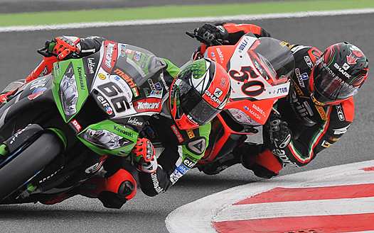 <b>SBK : Tom Sykes - Kawasaki devant Sylvain Guintoli - Aprilia (photo Worldsbk.com)</b>