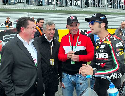 <b>Sylvain Guintoli - Aprilia semble décontracté malgré l'enjeu de cette manche nivernaise. Ici, en présence de Jacques Bolle - Président de la FFM, Claude Michy - PHA et Régis Laconi (photo Yume.com)</b>