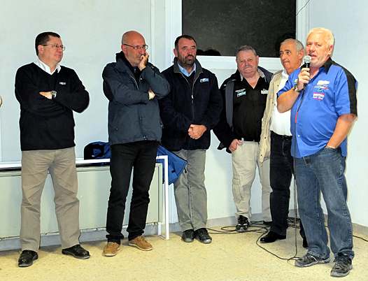<b>En présence de Jacques Bolle - Président de la FFM et de Fabio Larceri - Vice-Président de la Fédération Italienne de Motocyclisme, le Président du MC Pernois (au micro) avait organisé une belle épreuve dans une ambiance conviviale et appréciée par tous les participants (photo Yume.com)</b>