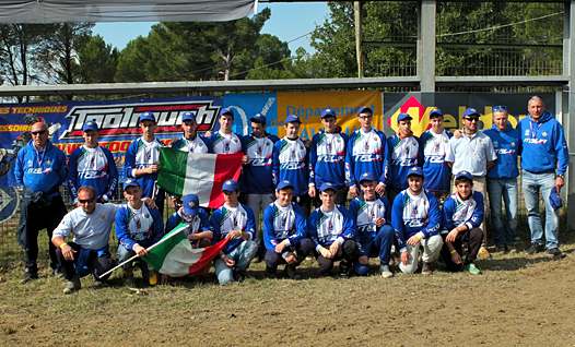 <b>L'Equipe 125cc et les officiels italiens (photo Yume.com)</b>