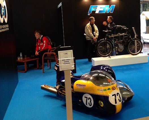 <b>Le stand FFM avec la Magnat Debon 3HP1/4 Course en haut à droite et le side car Schmid 10 pouces 1973 BMW 1000 au premier plan (photo FFM)</b>